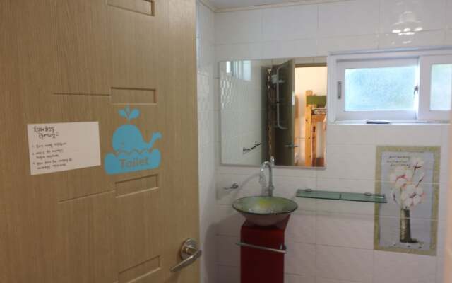 White Whale Guesthouse - Hostel