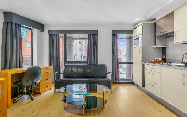 Roomzzz Leeds City West