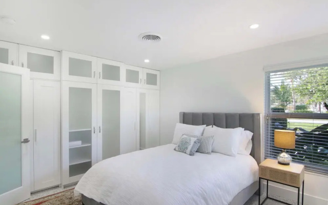 La Casa Blanca Minutes From the Beach!