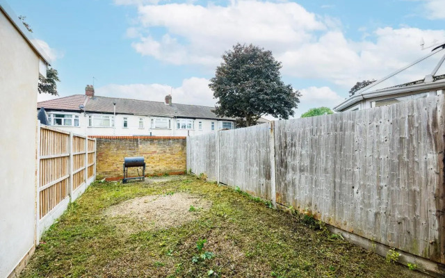 Lovely 2 Bd Hse with Parking near Excel