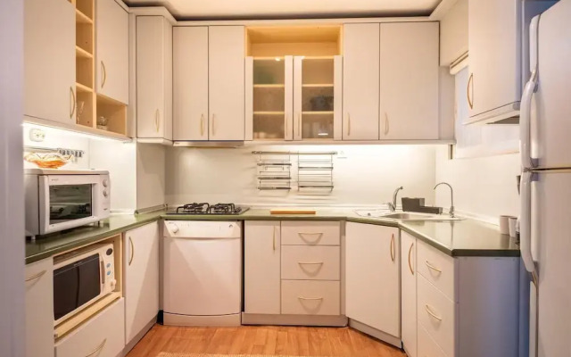 Sleek Flat With Sea View Balcony 2 min to Coast