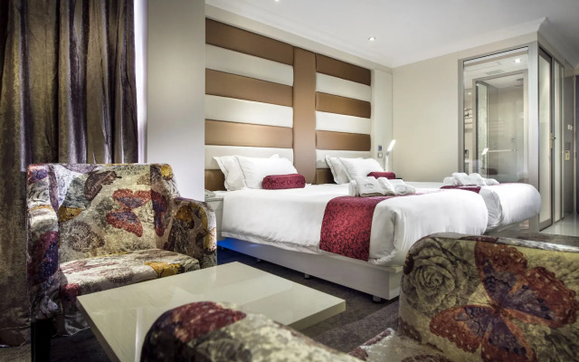 Swan River Hotel