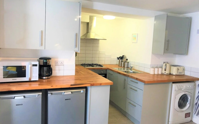 Grafton Seaside Apartment With Parking