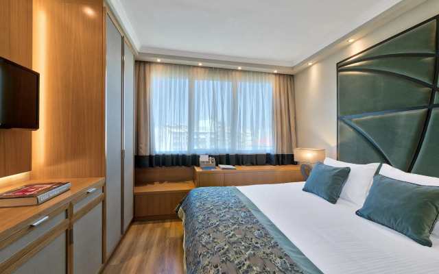 Divani Caravel Hotel