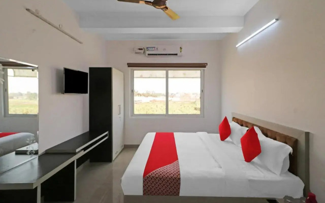 OYO 87366 Hotel Safari Inn