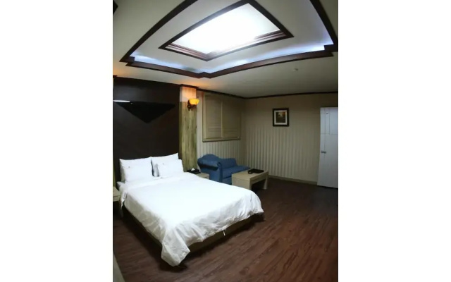 Metro Pole Tourist Hotel