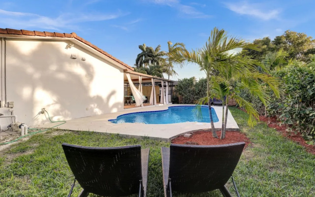 Renovated 5½ Bedroom Home/Heated Pool