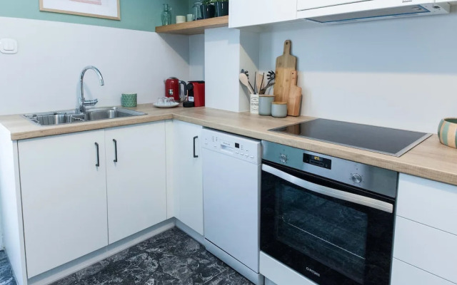 Pagrati Urban Oasis Getaway 2Bd Apt