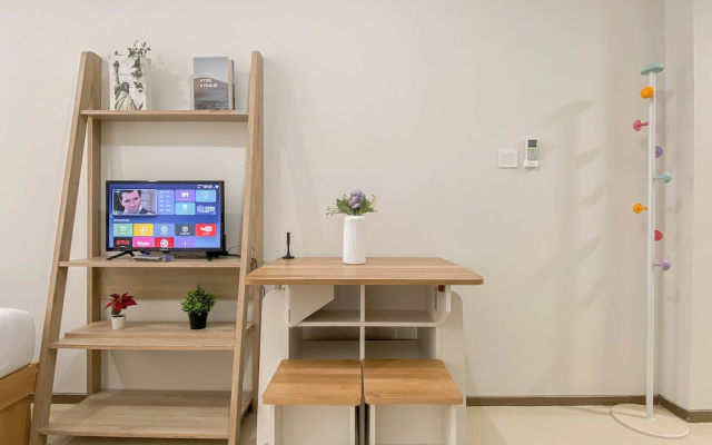 Modern Minimalist With Wooden Touch Studio At Apartment Meikarta – Guest Rooms – Cibatu
