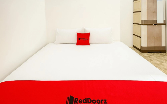 RedDoorz near Terminal Baru Pasuruan – Guest Rooms – Pasuruan
