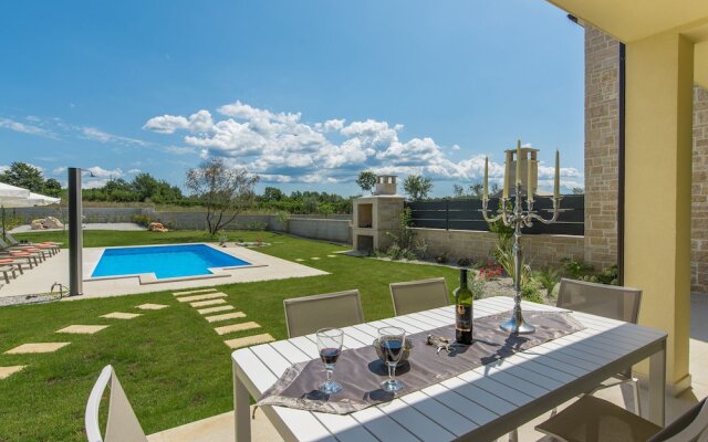 Villa With Private Pool in a Quiet Location With Garden and Grill