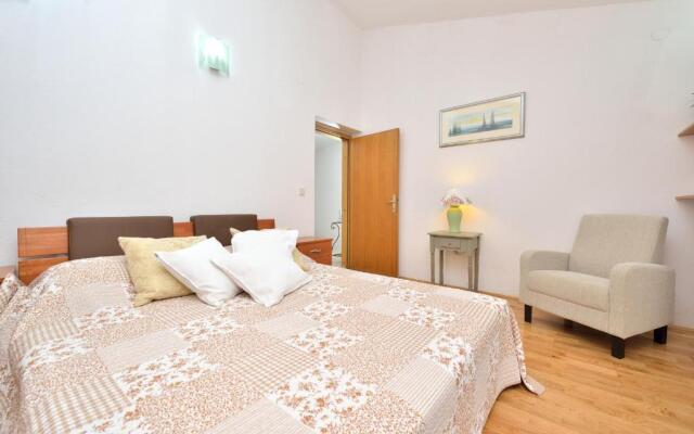 Beachfront Skoblar Holiday Home with Seaview