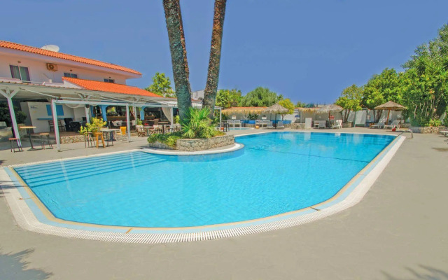 Chaplins Studios & Splash Pool Bar