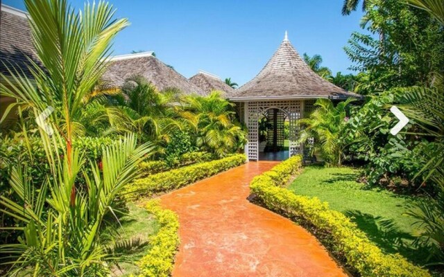 Beautiful 6BR Pool Villa Overlooking the Pool and Sea