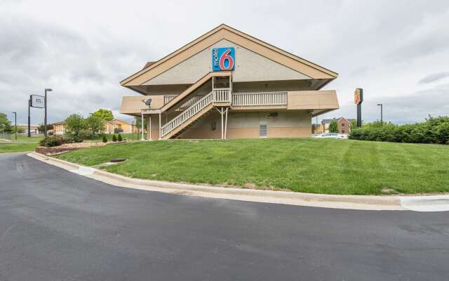 Motel 6-Overland Park, KS