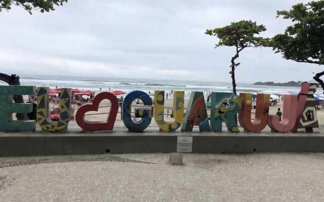 Moderno Estúdio 50m do mar com garagem e Wi-Fi