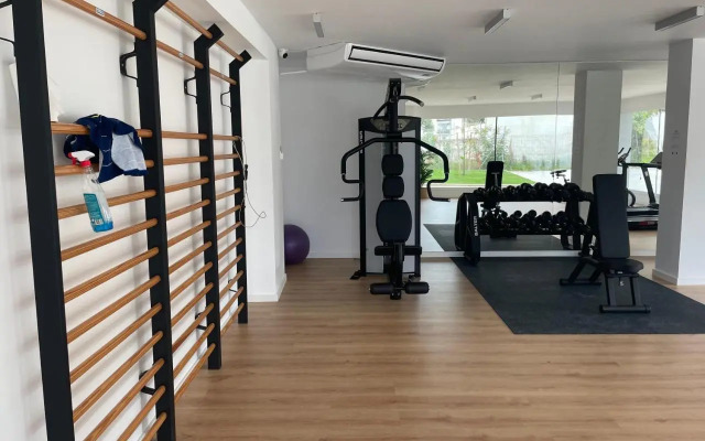 Brand new apartment with gym&rooftop pool.