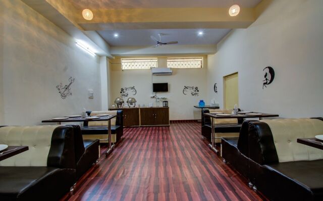 OYO 16578 RS Palace
