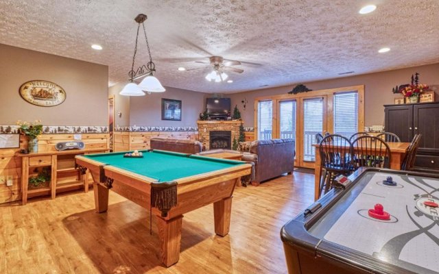 Gatlinburg Getaway, 5 Bedrooms, Sleeps 22, Views, Hot Tub, Game Room,