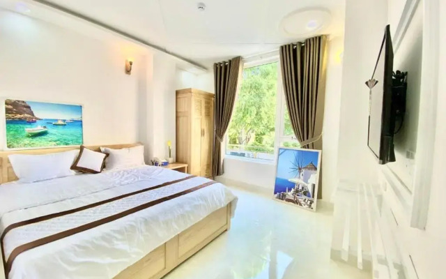 Caroline Beach Vung Tau