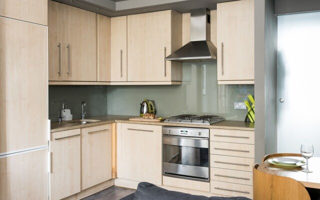 Spacious Period Property Next To Westfield