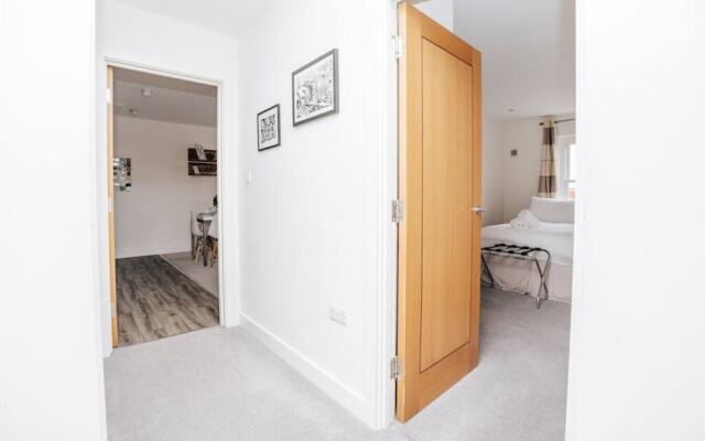 Central Modern Flat Sleeps 6 - Dedicated Parking