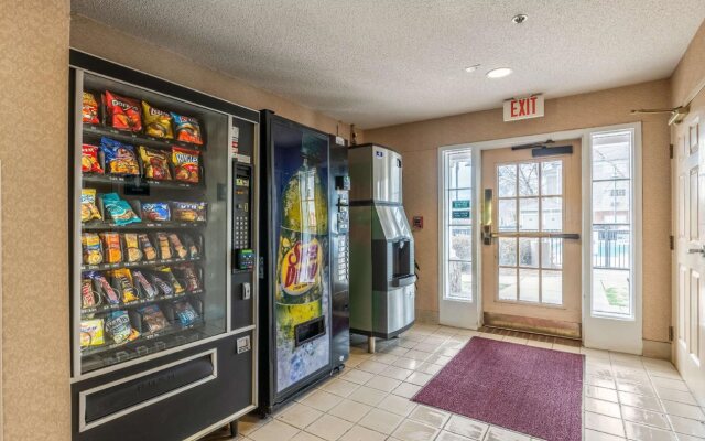 HomeTowne Studios & Suites by Red Roof Charlotte - Concord