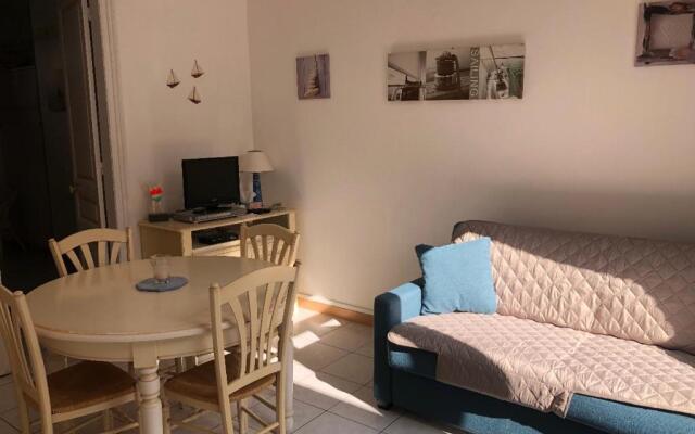 Appartement avec cour à 50m de la plage