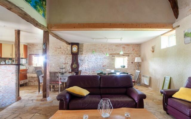 Garden-View Holiday Home in Dégagnac with Jacuzzi