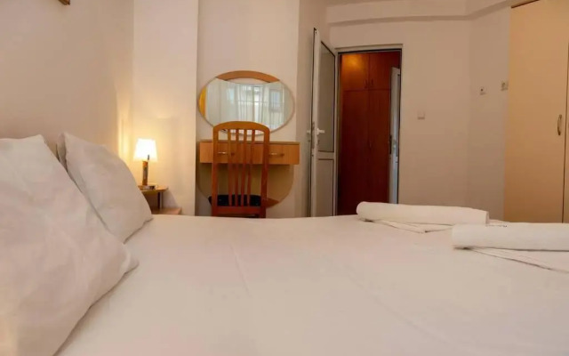 Convenient 1-Bedroom Flat next to Harmanite Beach