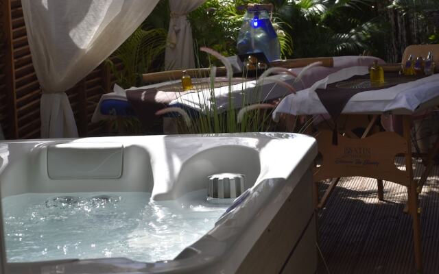 Aqua Zen Spa Lodge Tiki Hut