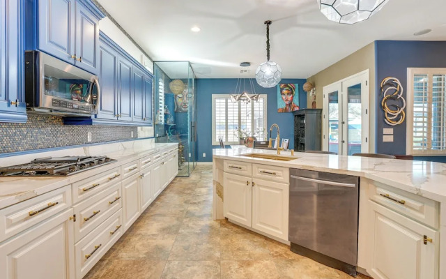 Putting Green & Hot Tub: Goodyear Retreat!