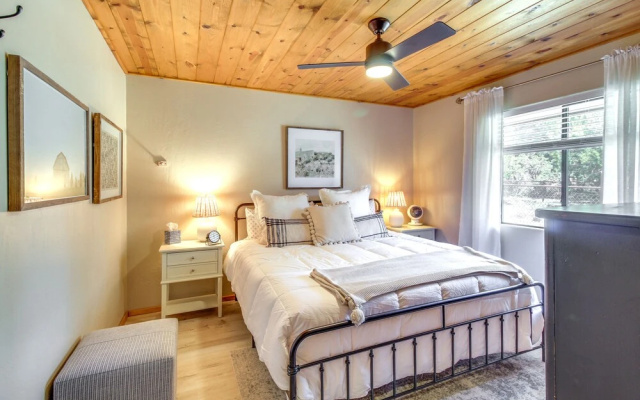 Cozy Heber Cabin Retreat w/ Deck + Fireplace!