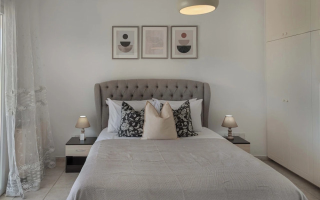 Phaedrus Living: Seaview Hilltop Maisonette