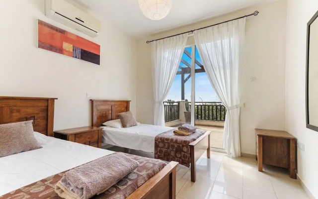 Coral Bay Villa - Sleeps 6 - Pool - Parking
