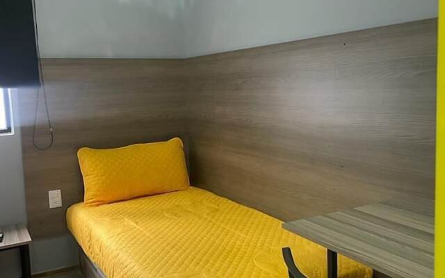 CHECK INN HOSTAL AEROPUERTO GDL - Hostel