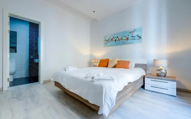 Stylish 2BR Apart, Steps Away from the Beach