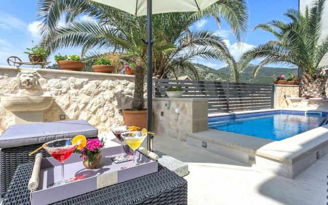 Villa Capitis in the Centre with luxury pool