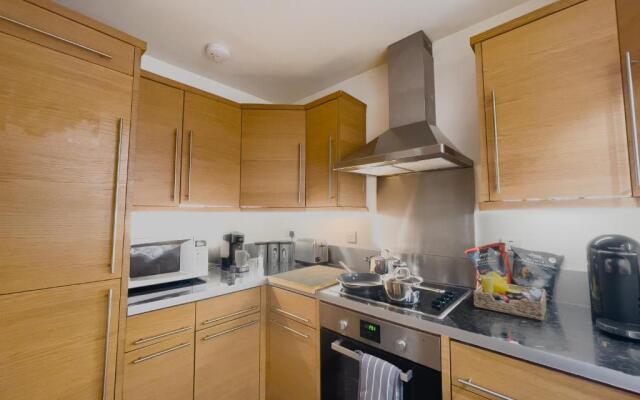 Spacious Contractor Flat for Large groups - Private Parking by Tailored Apartments