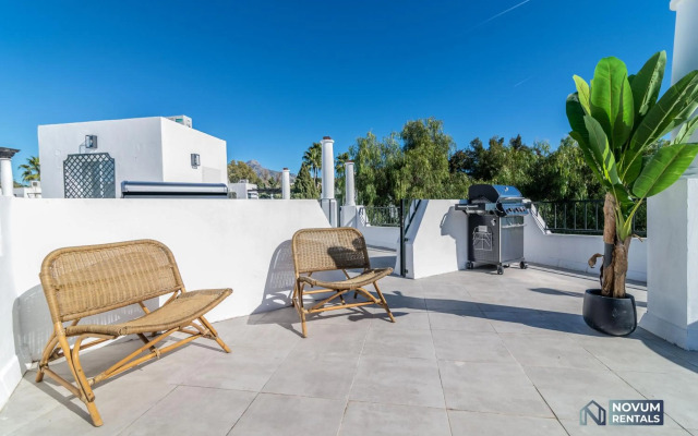 TOP RENOVATED 3-BDRM TOWNHOUSES with POOL, BBQ & ROOFTOP TERRACES