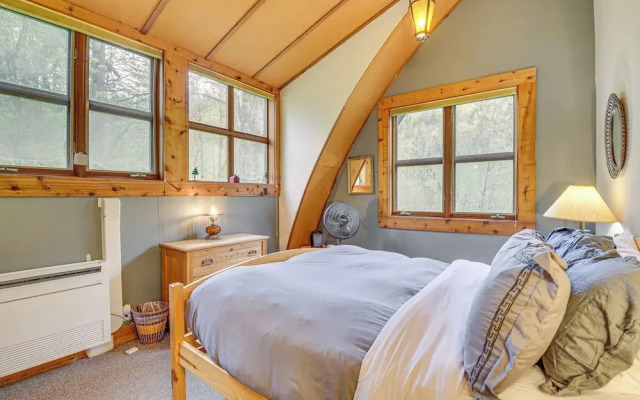 Riverfront Skykomish Cabin w/ Private Hot Tub!