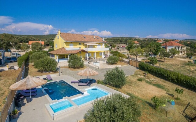 Magnificent Villa Mande With Pool, Vrana Lake