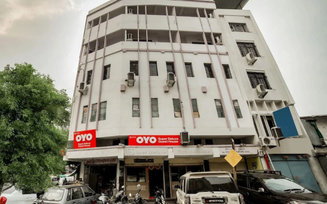 Super Deluxe Guest House by OYO Rooms