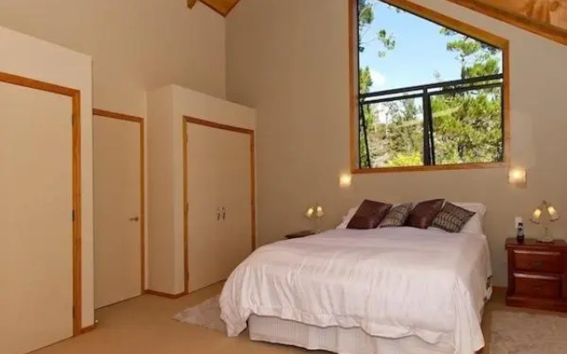 Treetop Oasis - Tairua Executive Holiday Home