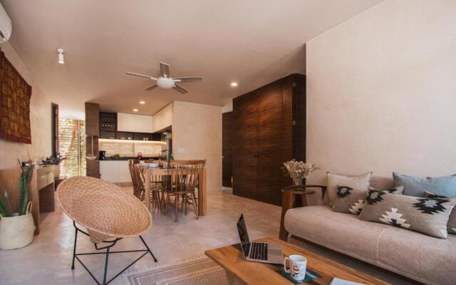 Spacious 2BR apt   Wide balcony w/tub & Yoga deck