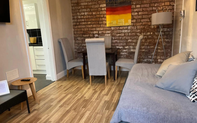 Cosy and Peaceful Maisonette with Terrace, Kidderminster