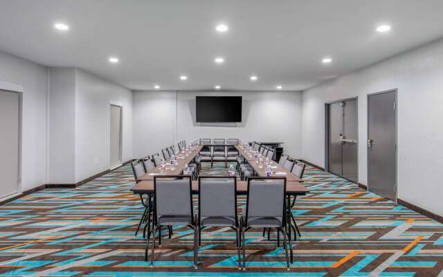 Clarion Inn & Suites DFW North