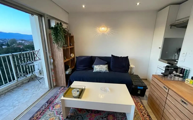 Studio terrasse dans résidence avec piscine