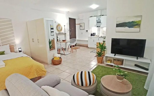 Cool Boho Apartment, 1min to Highway, Parking