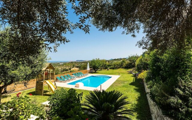 Secluded Villa w Private Pool, Children Play Area, Pool Table, BBQ & Sea Views